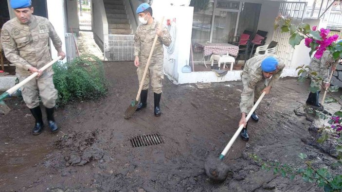 Jandarma mağdur vatandaşların evlerini temizledi -5