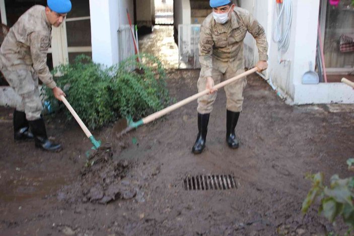 Jandarma mağdur vatandaşların evlerini temizledi -15