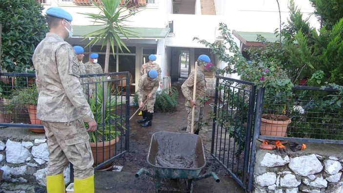 Jandarma mağdur vatandaşların evlerini temizledi -8
