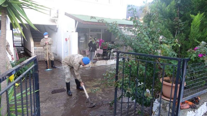 Jandarma mağdur vatandaşların evlerini temizledi -9