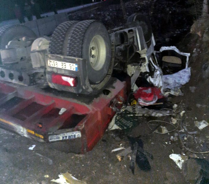 Bolu'da, dere yatağına devrilen TIR'ın sürücüsü öldü -1
