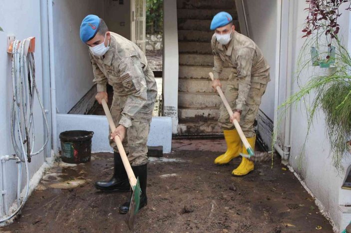 Jandarma mağdur vatandaşların evlerini temizledi -11