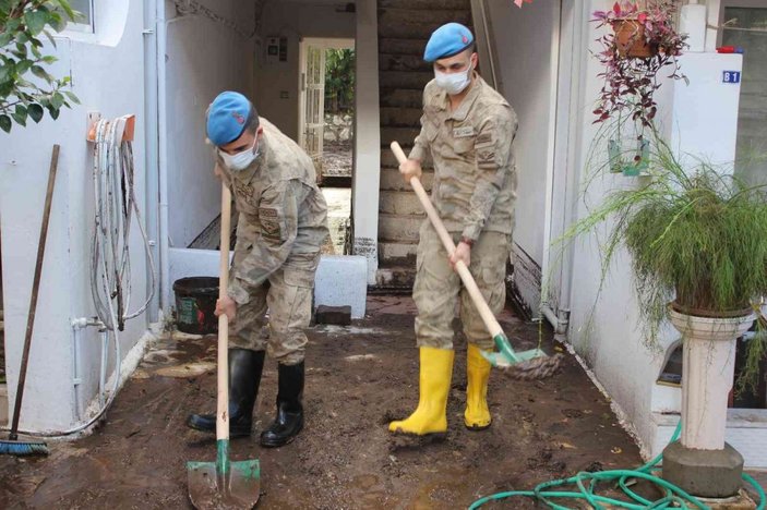 Jandarma mağdur vatandaşların evlerini temizledi -12