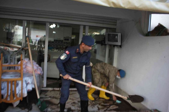 Jandarma mağdur vatandaşların evlerini temizledi -1