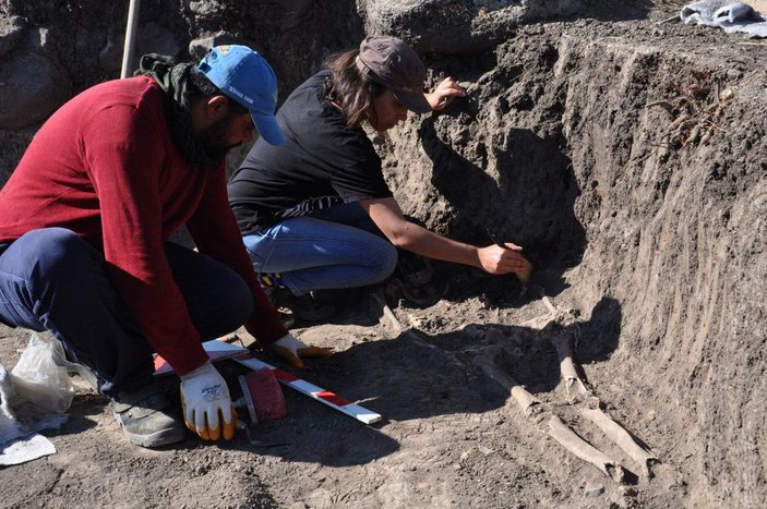 Hamaç Höyük kazısında nekropol bulundu -4