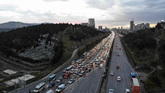 Maltepe’de D-100 karayolu daraltıldı, kilometrelerce trafik oluştu -5