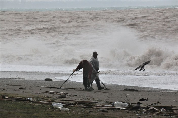 Antalya’da milyonlarca turisti ağırlayan sahil moloz yığınına döndü -5