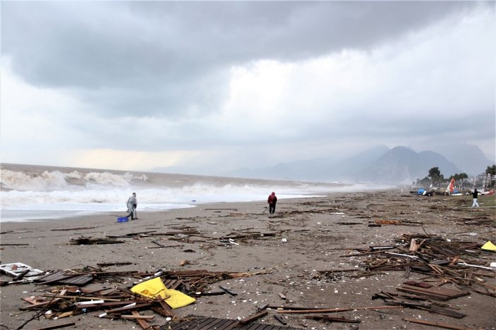 Antalya’da milyonlarca turisti ağırlayan sahil moloz yığınına döndü -7