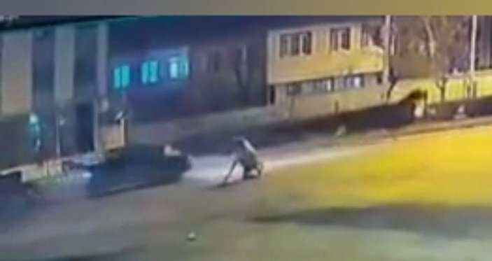 Bursa'da yola çıkan at trafik kazasına neden oldu, kaza güvenlik kamerasına yansıdı -2