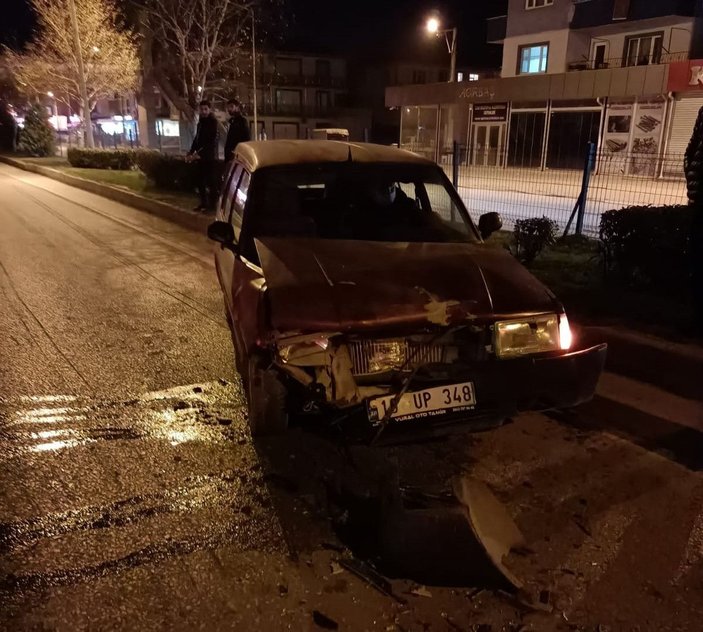 Bursa'da yola çıkan at trafik kazasına neden oldu, kaza güvenlik kamerasına yansıdı -3