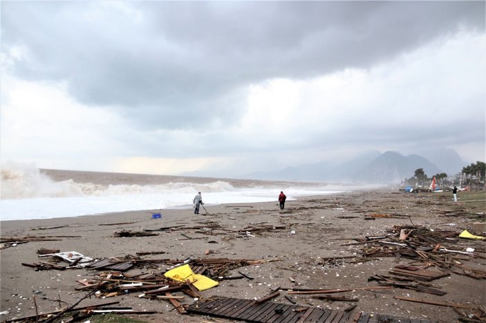 Antalya’da milyonlarca turisti ağırlayan sahil moloz yığınına döndü -4