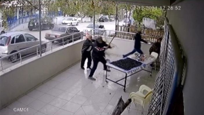 Evi boşaltmasını isteyen babası ile kardeşini darbetmişti; oğluyla birlikte tutuklandı -1