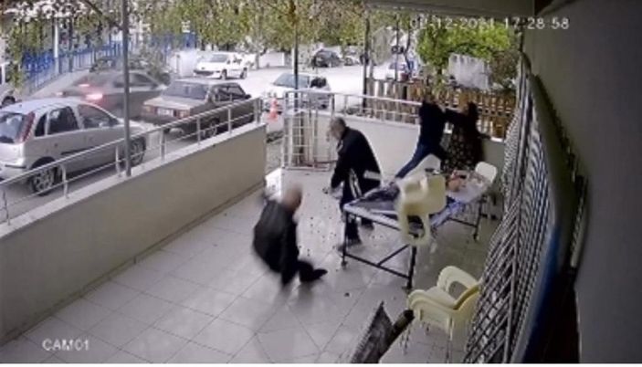 Evi boşaltmasını isteyen babası ile kardeşini darbetmişti; oğluyla birlikte tutuklandı -2