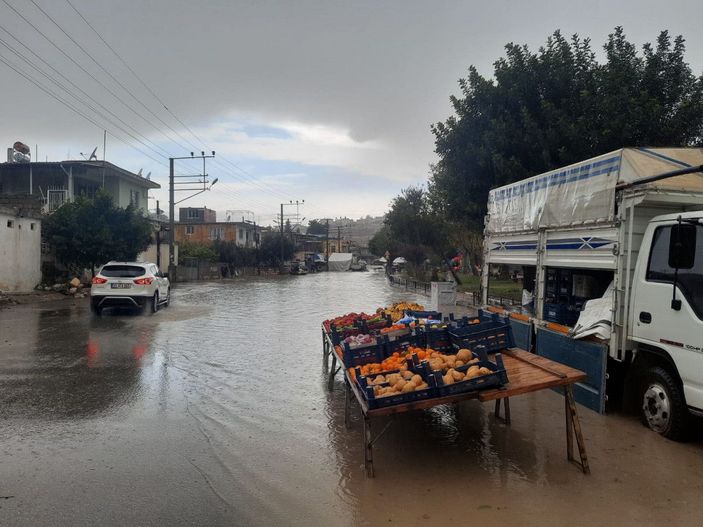 Mersin'de şiddetli yağış hayatı olumsuz etkiledi -4