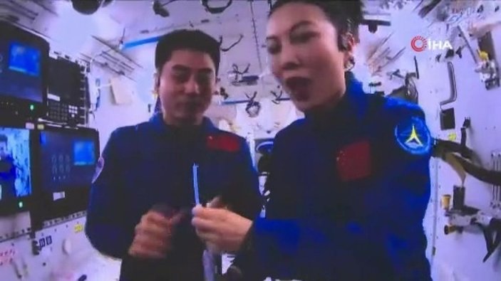 Çinli astronotlardan öğrencilere uzayda su içme dersi -3