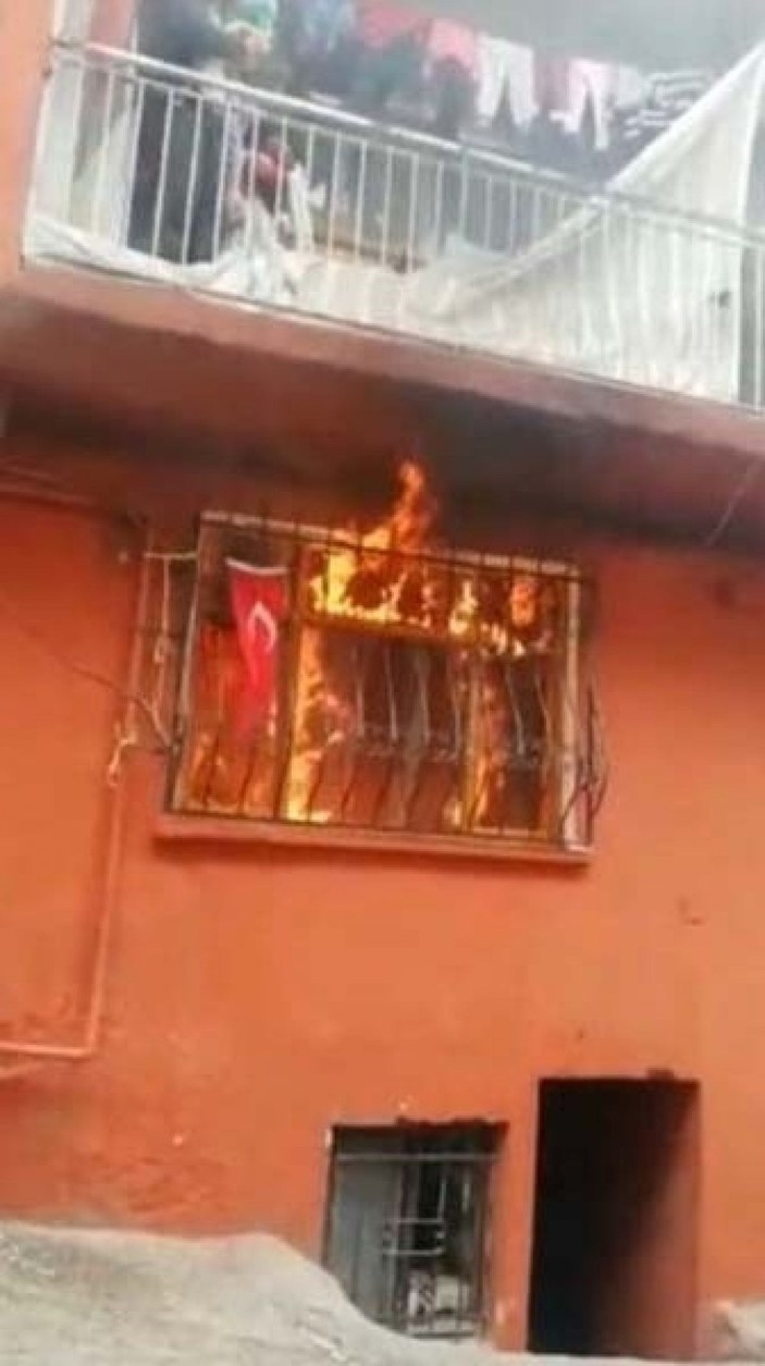 Bursa’da ev alev alev yanarken Türk bayrağının ise alevlerden etkilenmemesi görenleri şaşkına çevirdi -1