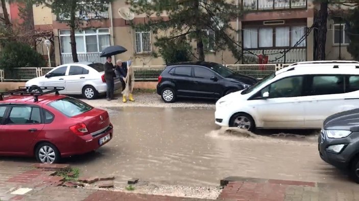 Edirne'de göle dönen yollara tepki gösteren vatandaş, balık ağı attı