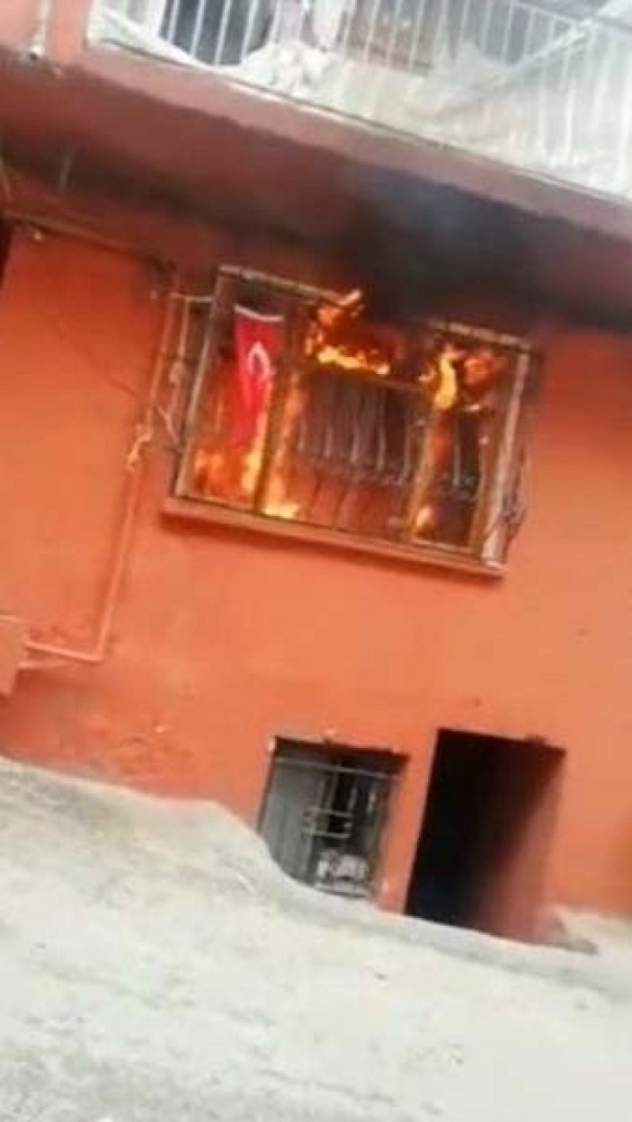 Bursa’da ev alev alev yanarken Türk bayrağının ise alevlerden etkilenmemesi görenleri şaşkına çevirdi -2