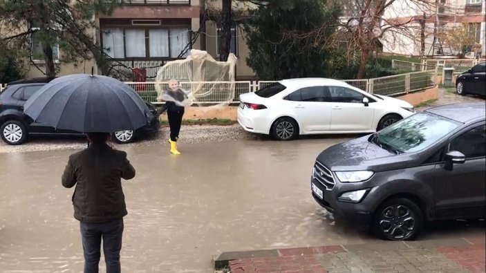 Edirne'de göle dönen yollara tepki gösteren vatandaş, balık ağı attı