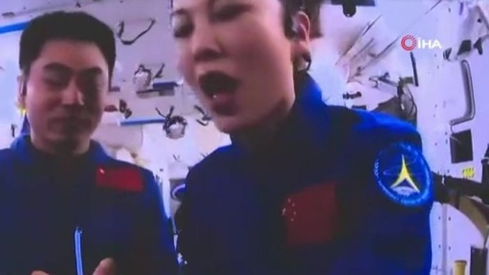 Çinli astronotlardan öğrencilere uzayda su içme dersi -2