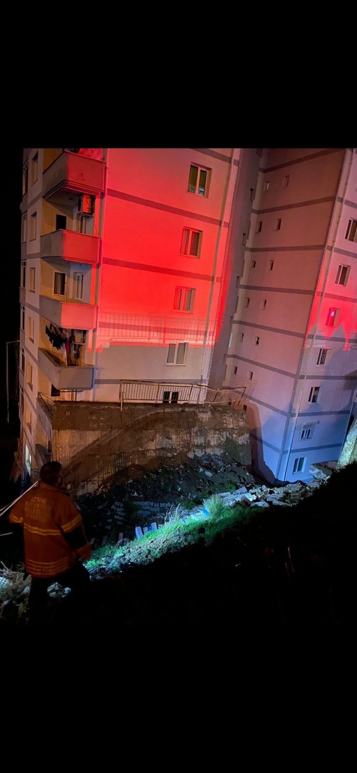 İzmir'de istinat duvarı çöktü: 88 daire boşaltıldı  -1