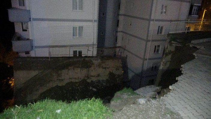 İzmir'de istinat duvarı çöktü: 88 daire boşaltıldı  -9