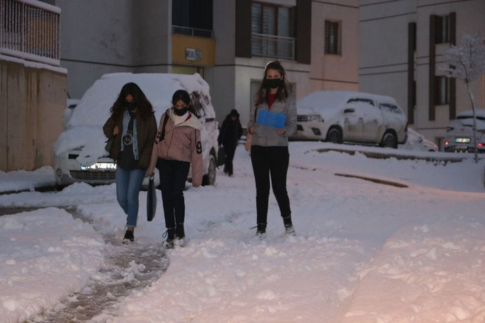 Yüksekova'da kar yağışı; 10 köy ile 20 mezra yolu kapandı -4