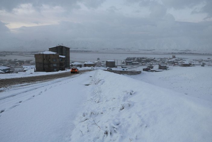 Yüksekova'da kar yağışı; 10 köy ile 20 mezra yolu kapandı -10