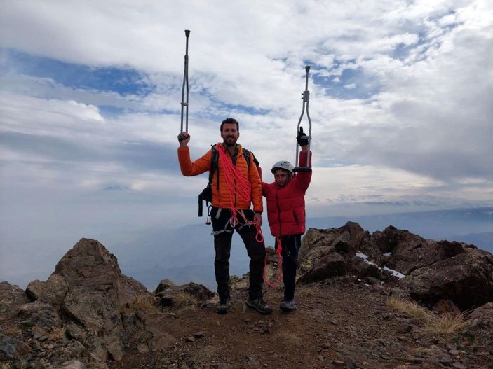 14 yaşındaki Muhammed, tek bacağıyla 2 bin 540 rakımlı Tekelti Dağı'na tırmandı -1
