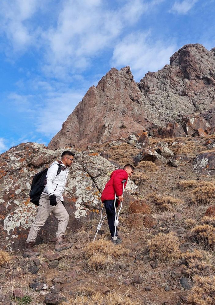 14 yaşındaki Muhammed, tek bacağıyla 2 bin 540 rakımlı Tekelti Dağı'na tırmandı -5