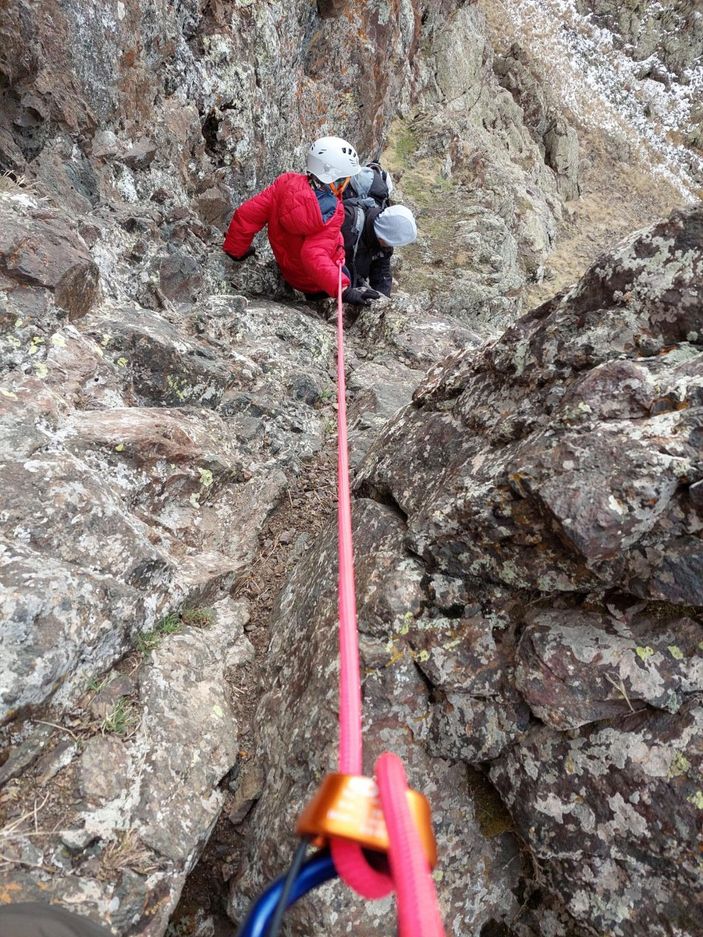 14 yaşındaki Muhammed, tek bacağıyla 2 bin 540 rakımlı Tekelti Dağı'na tırmandı -3