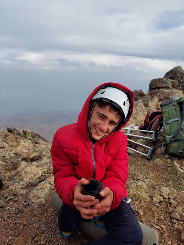 14 yaşındaki Muhammed, tek bacağıyla 2 bin 540 rakımlı Tekelti Dağı'na tırmandı -2