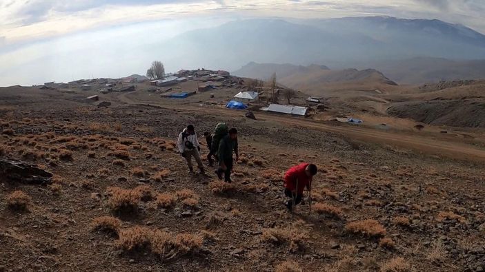 14 yaşındaki Muhammed, tek bacağıyla 2 bin 540 rakımlı Tekelti Dağı'na tırmandı -7