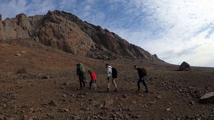 14 yaşındaki Muhammed, tek bacağıyla 2 bin 540 rakımlı Tekelti Dağı'na tırmandı -8