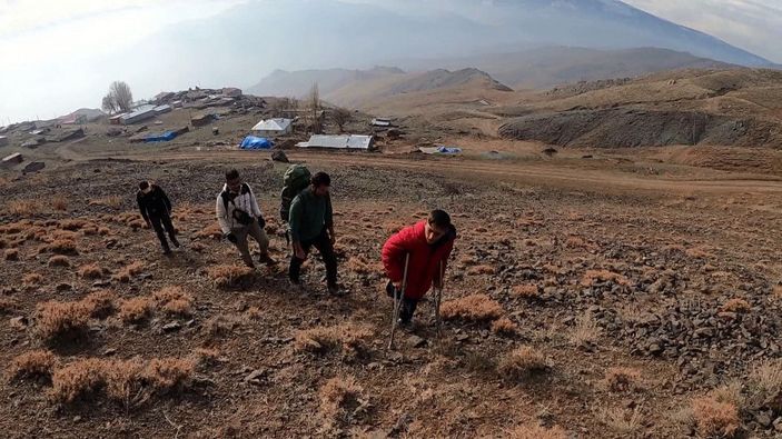 14 yaşındaki Muhammed, tek bacağıyla 2 bin 540 rakımlı Tekelti Dağı'na tırmandı -6