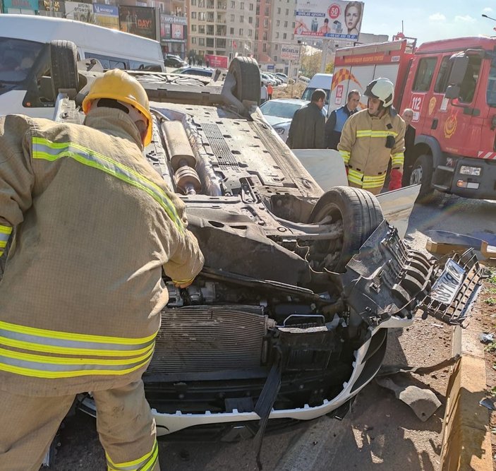 Motosiklete çarpmamak için orta direğe vuran otomobil takla attı: 4 yaralı -1