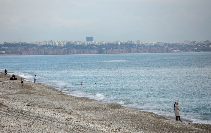 Antalya'da turistler denize girdi -8