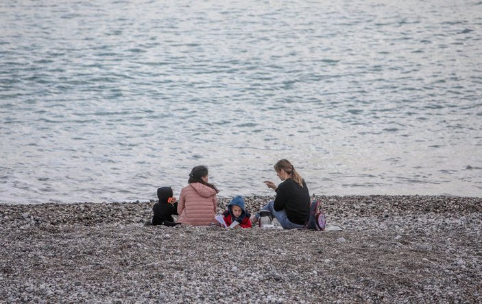 Antalya'da turistler denize girdi -9