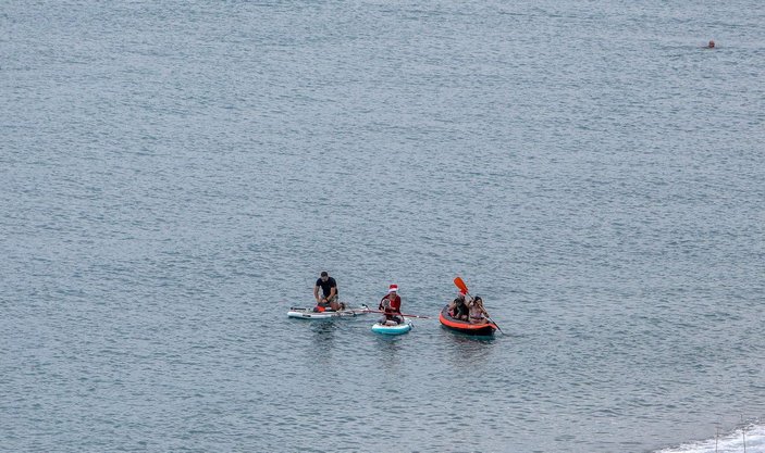Antalya'da turistler denize girdi -1