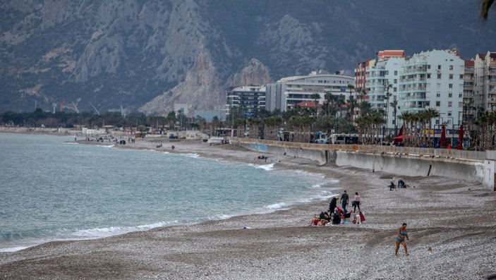 Antalya'da turistler denize girdi -6
