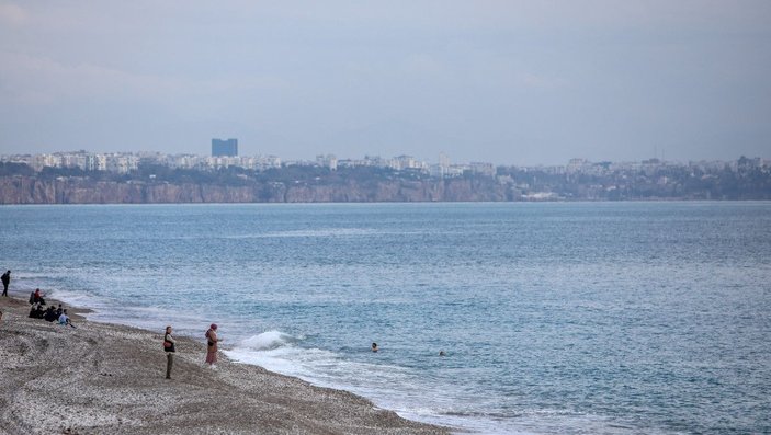 Antalya'da turistler denize girdi -5