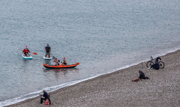 Antalya'da turistler denize girdi -3
