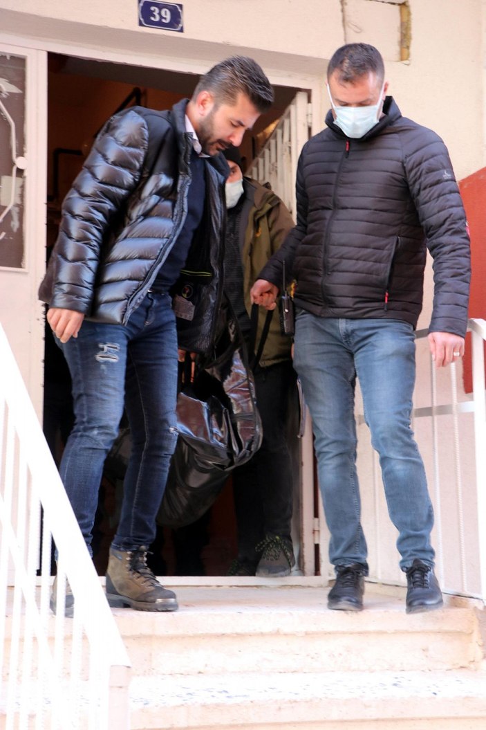 Eşini ve üvey kızını öldürüp, aynı bıçakla kendisini yaraladı -2
