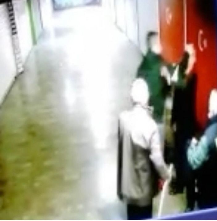 Türk bayrağı ikinci defa koparılınca dayağı yedi -6