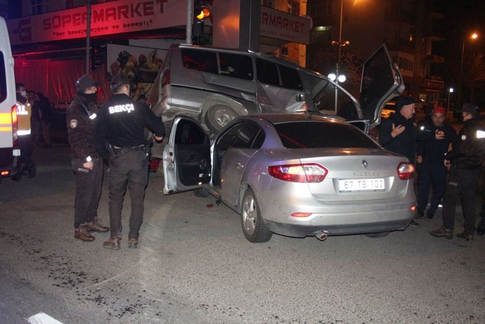 Alkollü sürücünün kullandığı minibüs ile otomobil çarpıştı: 4 yaralı -2
