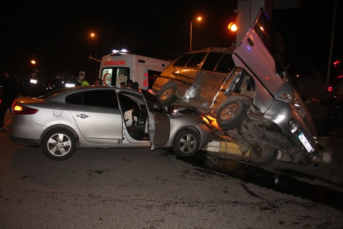 Alkollü sürücünün kullandığı minibüs ile otomobil çarpıştı: 4 yaralı -1