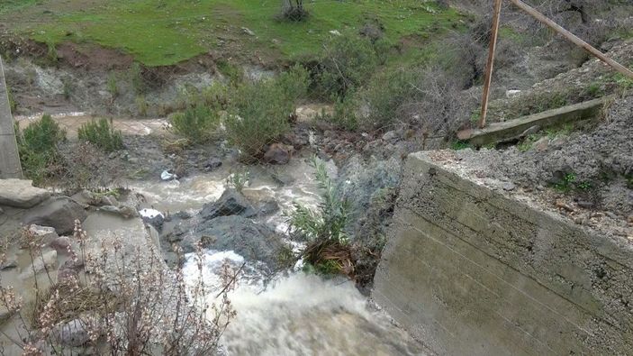 d Ayvalık'ta madenden dereye atık karıştığı iddiası üzerine sudan numune alındı -4