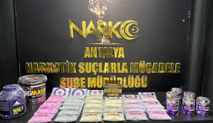 Kargo firmasına baskında 19 bin 530 ecstasy hap ele geçirildi -3