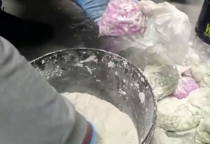 Kargo firmasına baskında 19 bin 530 ecstasy hap ele geçirildi -2