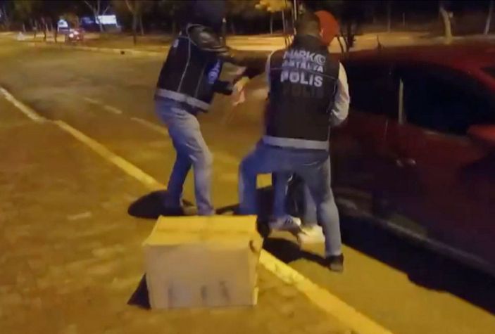 Kargo firmasına baskında 19 bin 530 ecstasy hap ele geçirildi -1